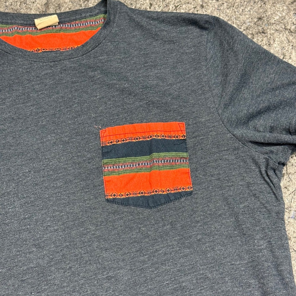 Hollister Mens XL Charcoal Grey T-Shirt Southwestern Pattern Pocket Curved Hem - Picture 4 of 7